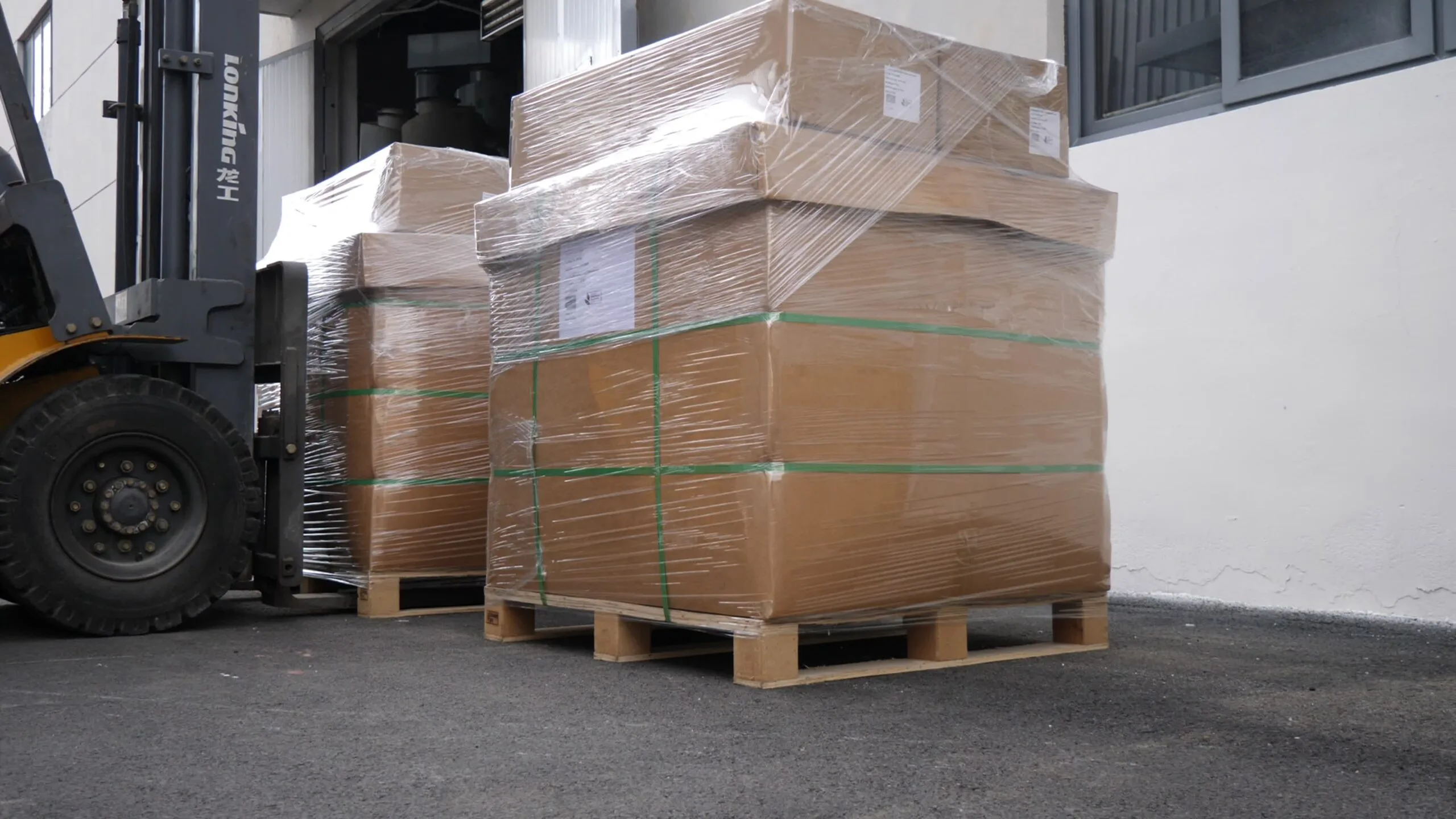 Pagina iniziale 6 Palletized goods and forklift